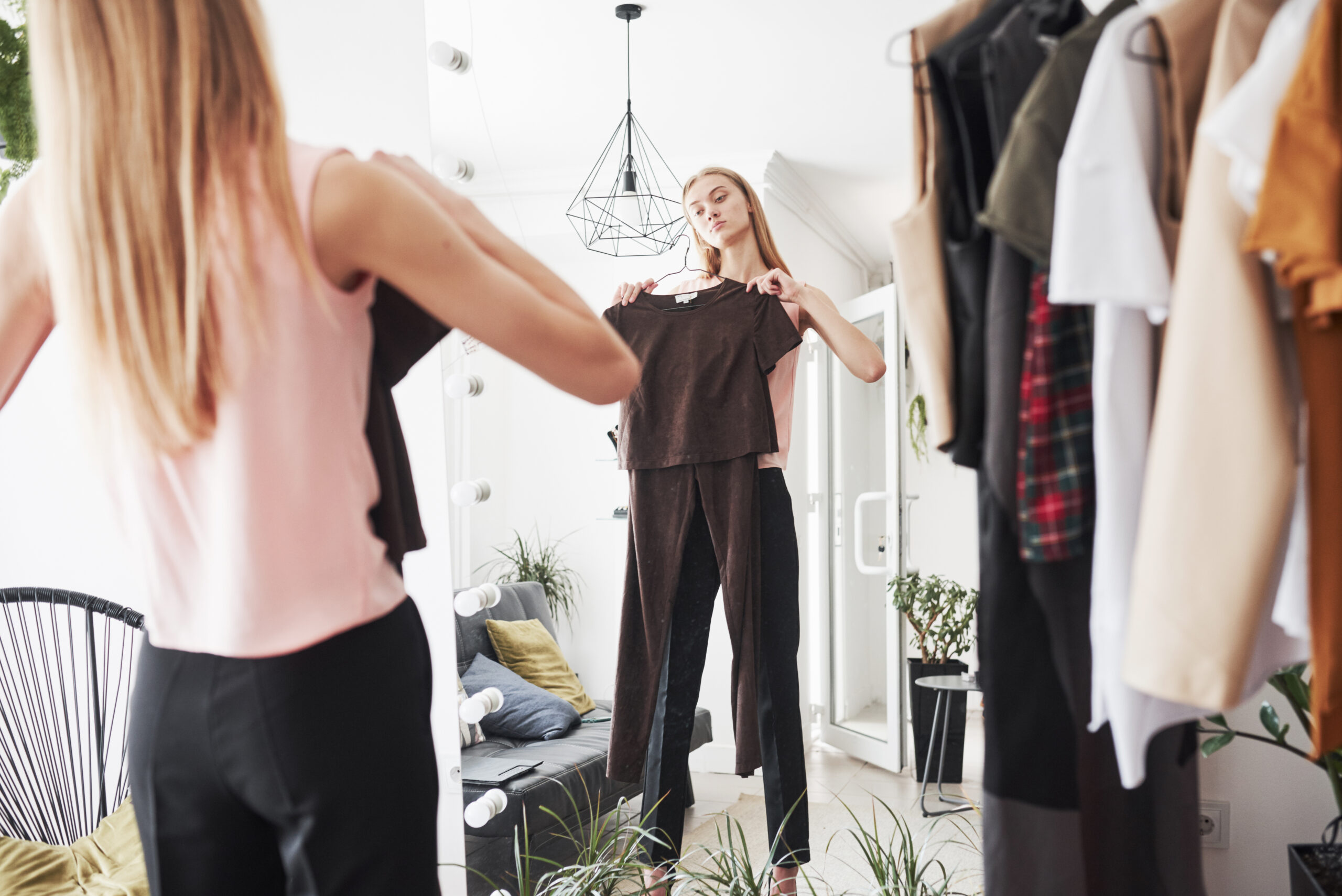 Elle se regarde dans le miroir avec un pantalon large